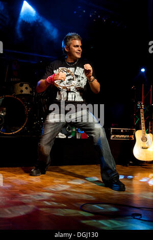 Eric St. Michaels, chanteur et leader du groupe de rock Suisse Chine vivent à la Rockparty dans la salle polyvalente de Banque D'Images