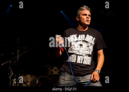 Eric St. Michaels, chanteur et leader du groupe de rock Suisse Chine vivent à la Rockparty dans la salle polyvalente de Banque D'Images