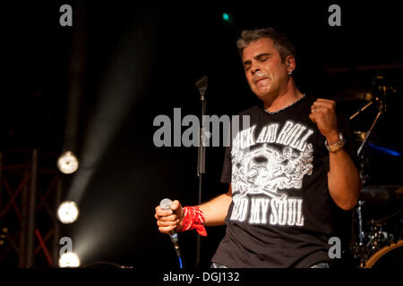 Eric St. Michaels, chanteur et leader du groupe de rock Suisse Chine vivent à la Rockparty dans la salle polyvalente de Banque D'Images