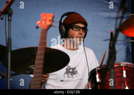 Mathias Tanner, batteur du groupe suisse Cigi & Straight Outta Mama, live au Blue Balls Festival Banque D'Images