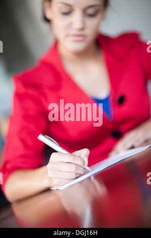 Woman writing letter Banque D'Images