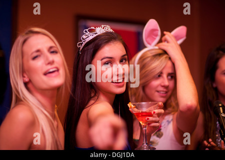 Young woman wearing tiara holding cocktail Banque D'Images