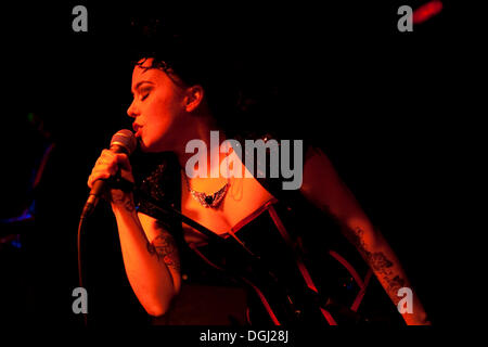 Colleen Duffy, chanteuse et femme d'avant les États-Unis groupe rockabilly Devil Doll vivent à l'Musikzentrum Music Center Sedel Banque D'Images