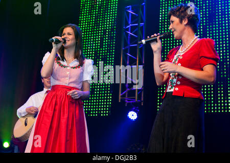 Musique folklorique suisse et groupe pop Oesch's die Dritten live à la 10e Schlager-Night dans la nouvelle salle des fêtes Allmend Banque D'Images