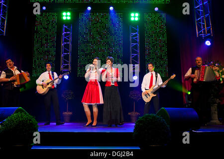 Musique folklorique suisse et groupe pop Oesch's die Dritten live à la 10e Schlager-Night dans la nouvelle salle des fêtes Allmend Banque D'Images