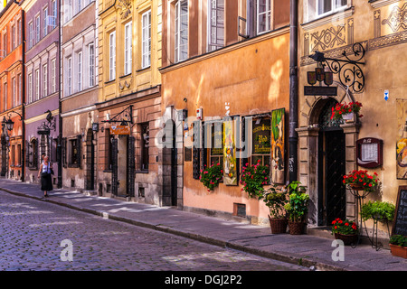 Une petite rue pavée dans le quartier historique de Stare Miasto à Varsovie. Banque D'Images