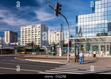 L'Europe de l'est typique de l'été centre-ville scène de rue la place Bankowy à Varsovie. Banque D'Images