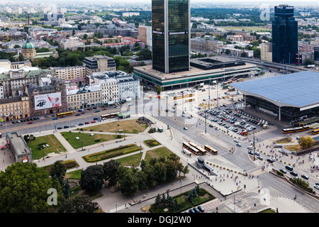 Vue sur le centre de Varsovie du Palais de la Culture et de la science avec la gare sur la droite. Banque D'Images