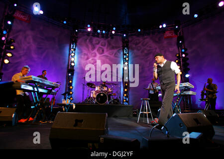 Al Jarreau, les États-Unis American jazz, pop et rhythm and blues, chanteuse et compositrice live au Blue Balls Festival dans le concert Banque D'Images