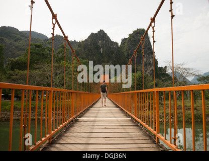 L'homme sur pont sur la rivière, Vang Vieng, Laos Banque D'Images