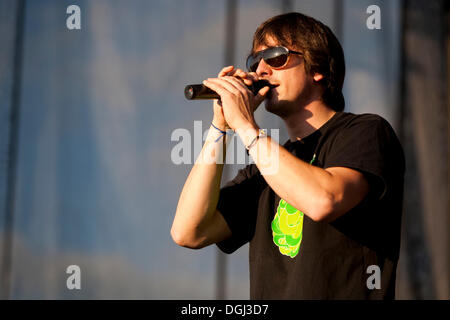 Tom Lugo, chanteur et leader de la bande de la scène reggae allemande Jamaram vit au cours de Plein Air dans Sempach-Neuenkirch Soundcheck Banque D'Images