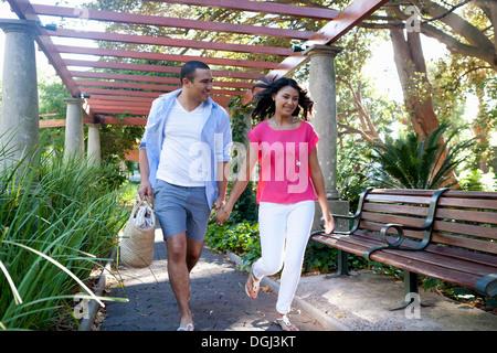 Jeune couple en train de marcher sous la tente dans le jardin Banque D'Images