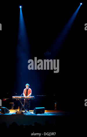 Chanteur et auteur-compositeur britannique Mark Hole en live dans la salle de concert du KKL de Lucerne, Suisse, Europe Banque D'Images