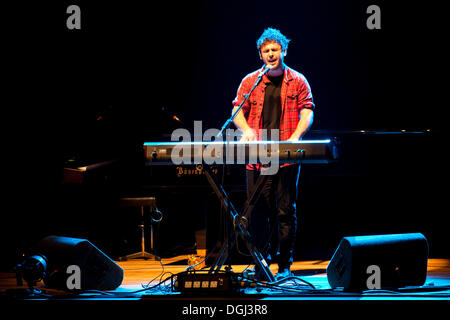 Chanteur et auteur-compositeur britannique Mark Hole en live dans la salle de concert du KKL de Lucerne, Suisse, Europe Banque D'Images