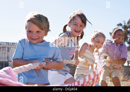 Quatre enfants jouant à la corde Banque D'Images