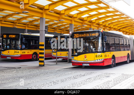 Les bus en attente à la gare centrale de Varsovie. Banque D'Images