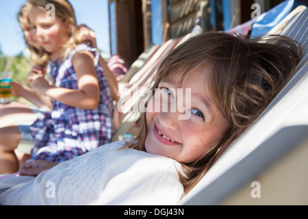 Girl relaxing à l'ombre en été Banque D'Images