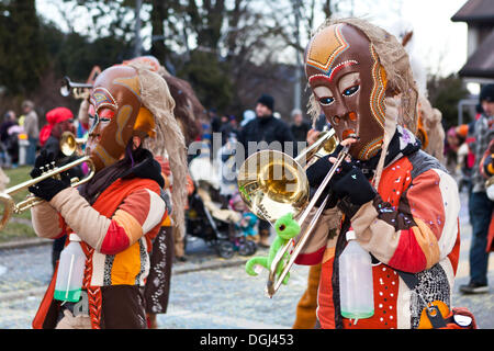 Guggen music band déguisés en autochtones australiens, aborigènes, 35e Motteri-Umzug à Malters parade, Lucerne, Suisse Banque D'Images