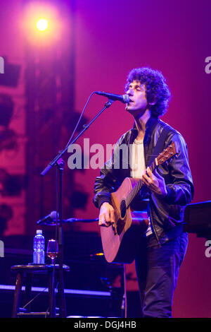 Chanteur auteur-compositeur américain Jack Dishel jouer live dans la salle de concert du KKL au Blue Balls Festival, Lucerne, Suisse Banque D'Images