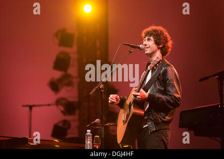 Chanteur auteur-compositeur américain Jack Dishel jouer live dans la salle de concert du KKL au Blue Balls Festival, Lucerne, Suisse Banque D'Images