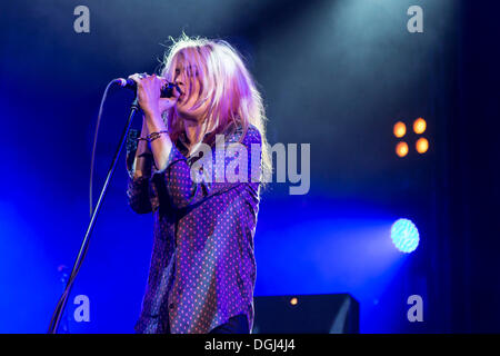 La chanteuse Alison Mosshart du groupe de rock anglo-américain le "tue" en live à Luzernersaal du KKL lors de la Blue Banque D'Images