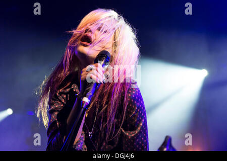 La chanteuse Alison Mosshart du groupe de rock anglo-américain le "tue" en live à Luzernersaal du KKL lors de la Blue Banque D'Images