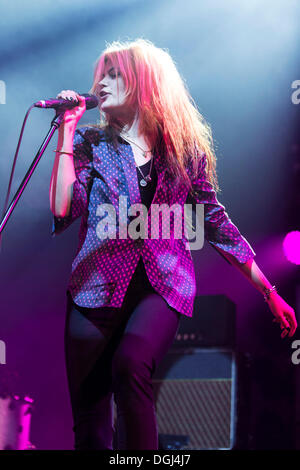 La chanteuse Alison Mosshart du groupe de rock anglo-américain le "tue" en live à Luzernersaal du KKL lors de la Blue Banque D'Images