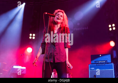 La chanteuse Alison Mosshart du groupe de rock anglo-américain le "tue" en live à Luzernersaal du KKL lors de la Blue Banque D'Images