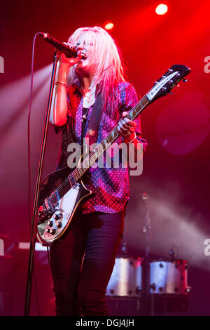 La chanteuse Alison Mosshart du groupe de rock anglo-américain le "tue" en live à Luzernersaal du KKL lors de la Blue Banque D'Images