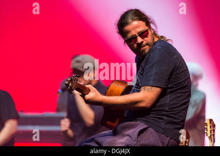 Le guitariste Andreas Bayless du groupe allemand Soehne Mannheims jouer live au Blue Balls Festival, concert hall de KKL Banque D'Images