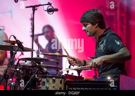 Ralf Gustke batteur du groupe allemand Soehne Mannheims jouer live au Blue Balls Festival, concert hall de KKL de Lucerne, Banque D'Images