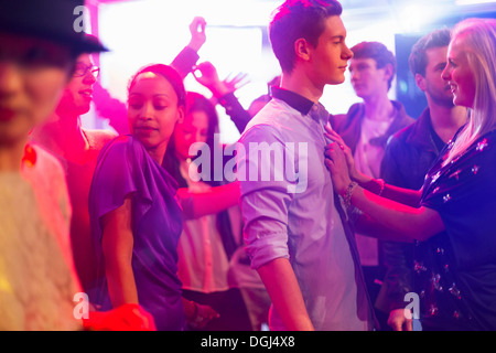 Adolescente avec les mains sur la poitrine du garçon at party Banque D'Images