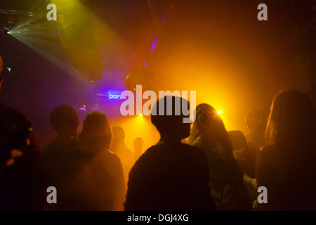 Boîtes de nuit avec les gens danser, boule disco, le matériel d'éclairage Banque D'Images