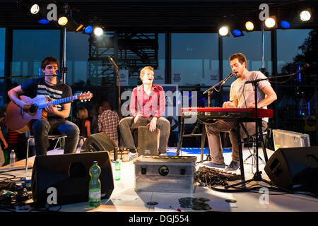 L'électro-pop allemande, soul et jazz band 'Lupin' d'effectuer en direct devant le KKL Plaza au Blue Balls Festival, Lucerne Banque D'Images