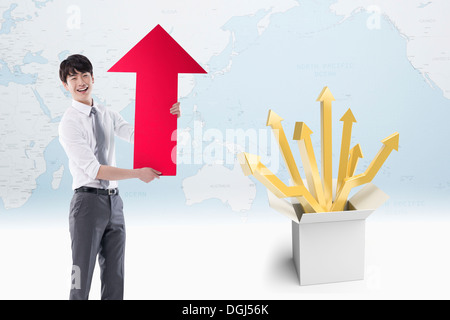 Un homme tenant une flèche rouge sur la face de la carte du monde Banque D'Images