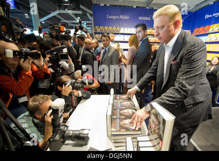 Francfort, Allemagne. 10 Oct, 2013. Ancien ace tennis Boris Becker présente sa biographie à la Foire du livre de Francfort, Allemagne, 10 octobre 2013. Salon du livre de Francfort dure jusqu'au 13 octobre 2013, 250 000 sont attendus. Photo : BORIS ROESSLER/dpa/Alamy Live News Banque D'Images