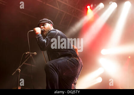 Chanteur et frontman Tony Sylvester par le Norwegian heavy metal, rock et punk de Turbonegro performing live au Heitere Open Banque D'Images