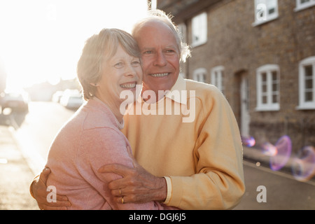 Mari et femme hugging on street Banque D'Images