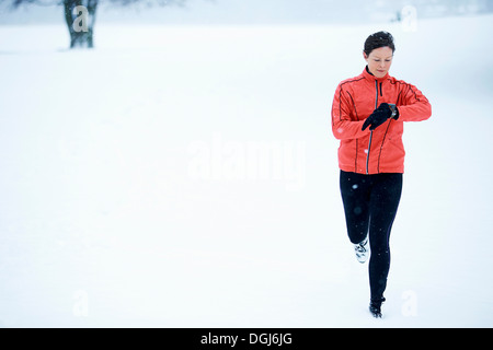 Le calendrier d'exécution de la neige sa femme Banque D'Images