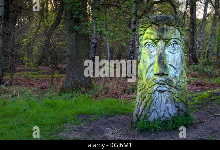 Un homme vert sculpté dans un tronc d'arbre. Banque D'Images