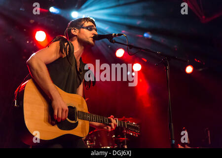 Chanteur Thom luz de la Swiss rock band Mon Cœur appartient à Cecilia en live L'hiver dans la salle de concert Schueuer Banque D'Images