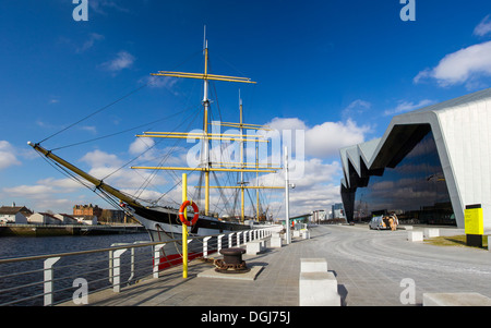 L'arrière de Glasgow Riverside Museum et du tall ship Glenlee amarrés dans la Clyde. Banque D'Images