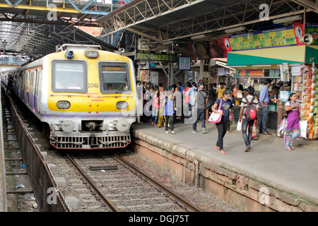 Train local à la gare de Bandra, Mumbai Banque D'Images