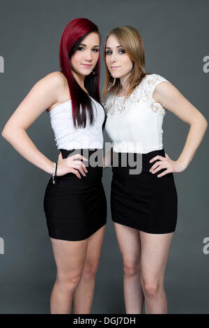 Deux jeunes femmes portant white Tops et jupes noires court Banque D'Images