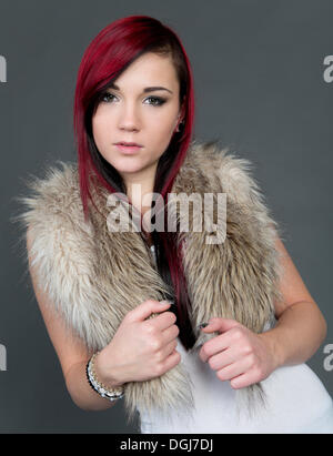 Jeune femme portant un foulard fausse fourrure Banque D'Images