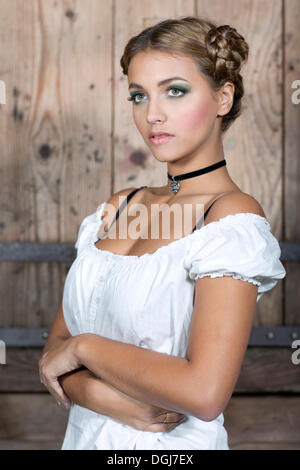 Jeune femme portant un dirndl blanc top, portrait, regard dirndl Banque D'Images