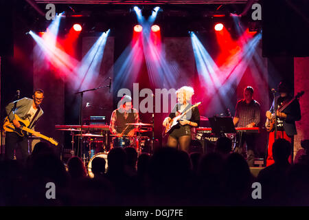 Rykka Canadian-Swiss singer, alias Christina Maria, en live avec un orchestre dans la salle de concert Schueuer, Lucerne Banque D'Images