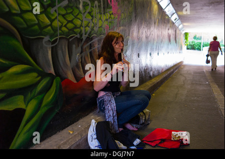 Un musicien accompli de la rue dans un métro. Banque D'Images