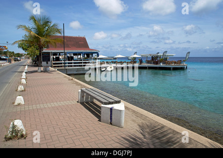 La vue le long du front de mer de Kralendijk vers Karels Bar. Banque D'Images