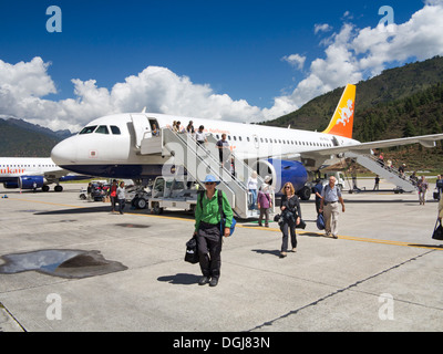 Le Bhoutan, Paro, l'aéroport international de passagers débarqués du Népal vol Druk Air Banque D'Images